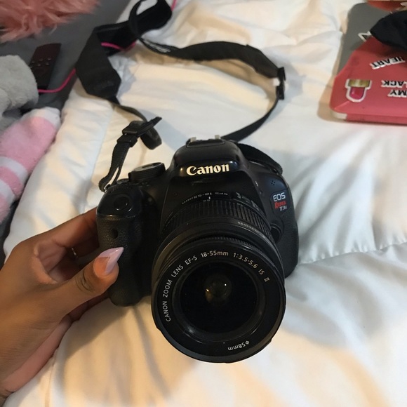 Canon Rebel t3i with charger and carrying bag - Picture 1 of 1